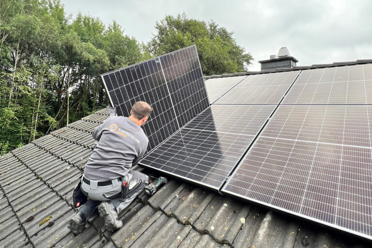 Elektro im Münsterland – Solarmodule auf dem Dach montiert Elektriker im Münsterland montiert ein Solarmodul auf einem Ziegeldach