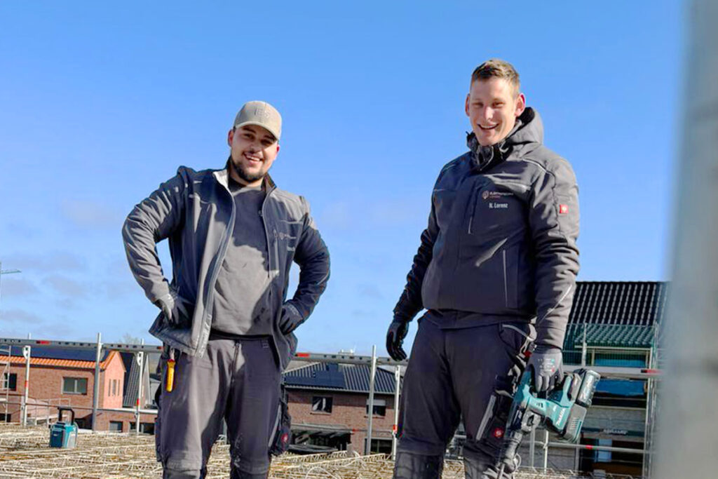 Monteure auf dem Dach - Karriere bei Elektrotechnik Lorenz in Coesfeld im Münsterland Zwei Monteuere mit Werkzeug auf einem Dach - Karriere in der Elektrotechnik in Coesfeld im Münsterland